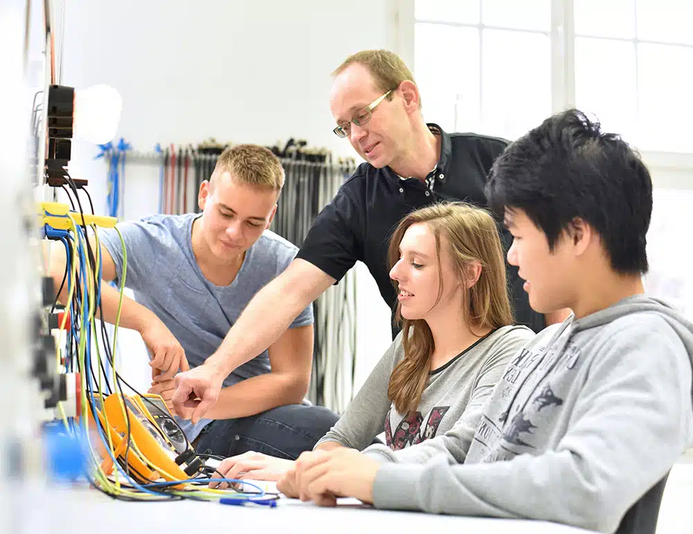 KNX NEXTGEN Lehrgang Qualifizierung ‣ Weiterbildung Köln Bonn KNX NEXTGEN Lehrgang - Beleg für eine besondere Zusatzqualifizierung in Gebäudesystemtechnik für Elektroniker *innen. Smart Home